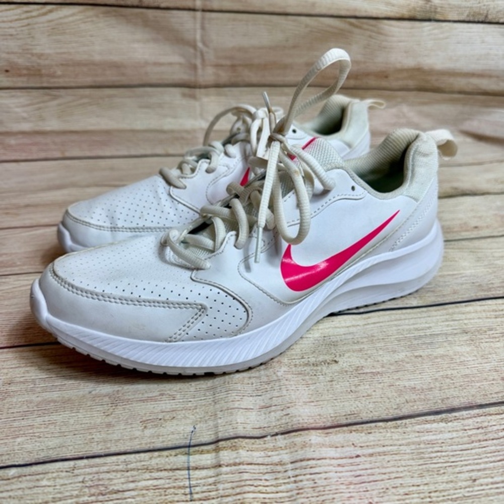 Nike Todos running shoes in the White/Hyper Pink size 9
